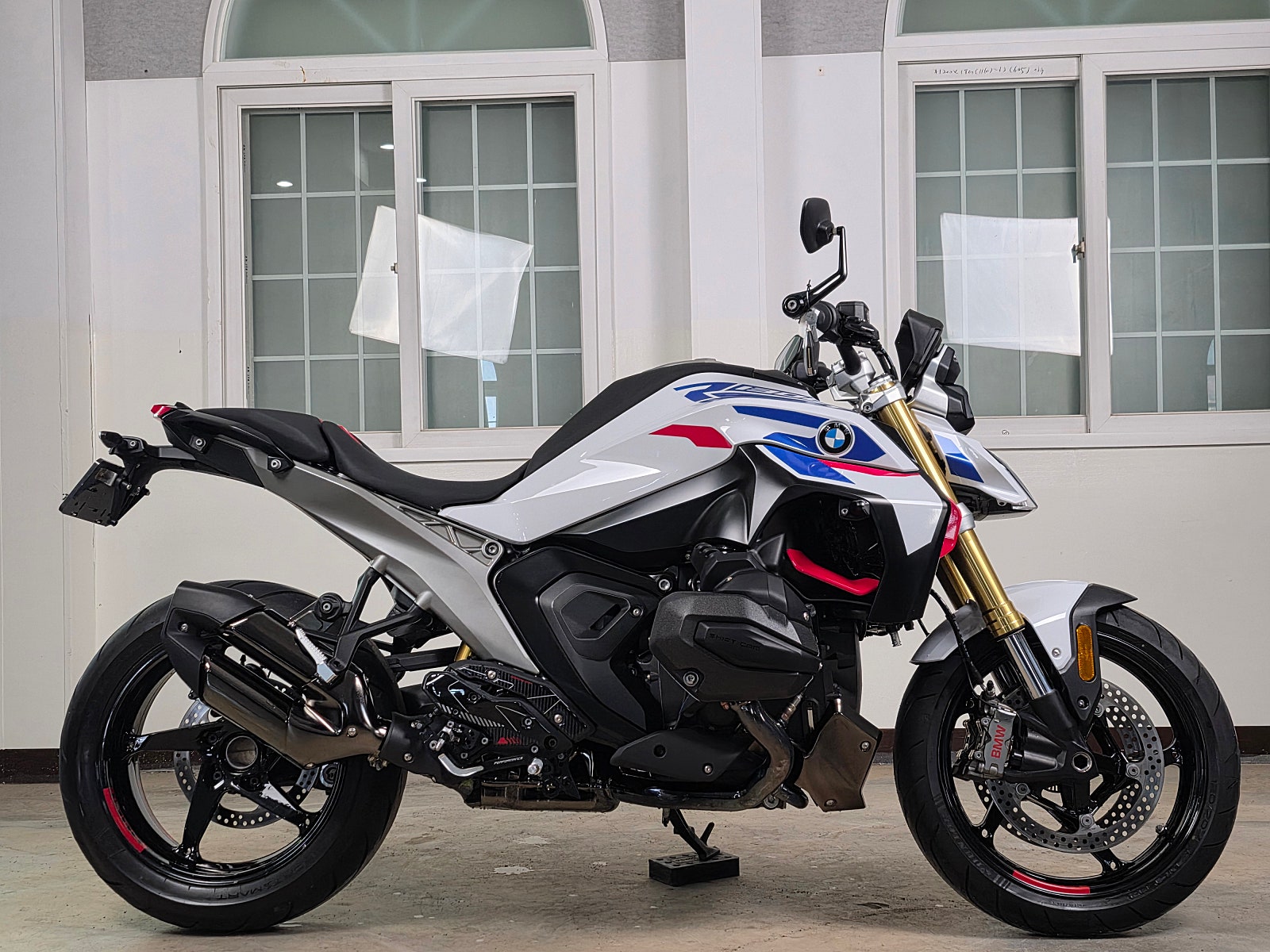2026년식 BMW-R1300R 신차급 깔끔한 바이크 판매 / 전국 무료배송 / 사용검사,등록대행OK