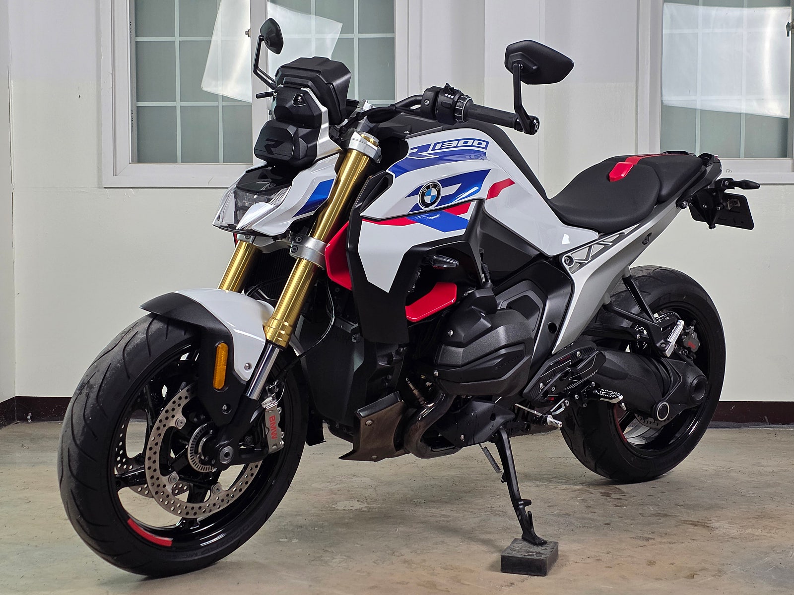 2026년식 BMW-R1300R 신차급 깔끔한 바이크 판매 / 전국 무료배송 / 사용검사,등록대행OK