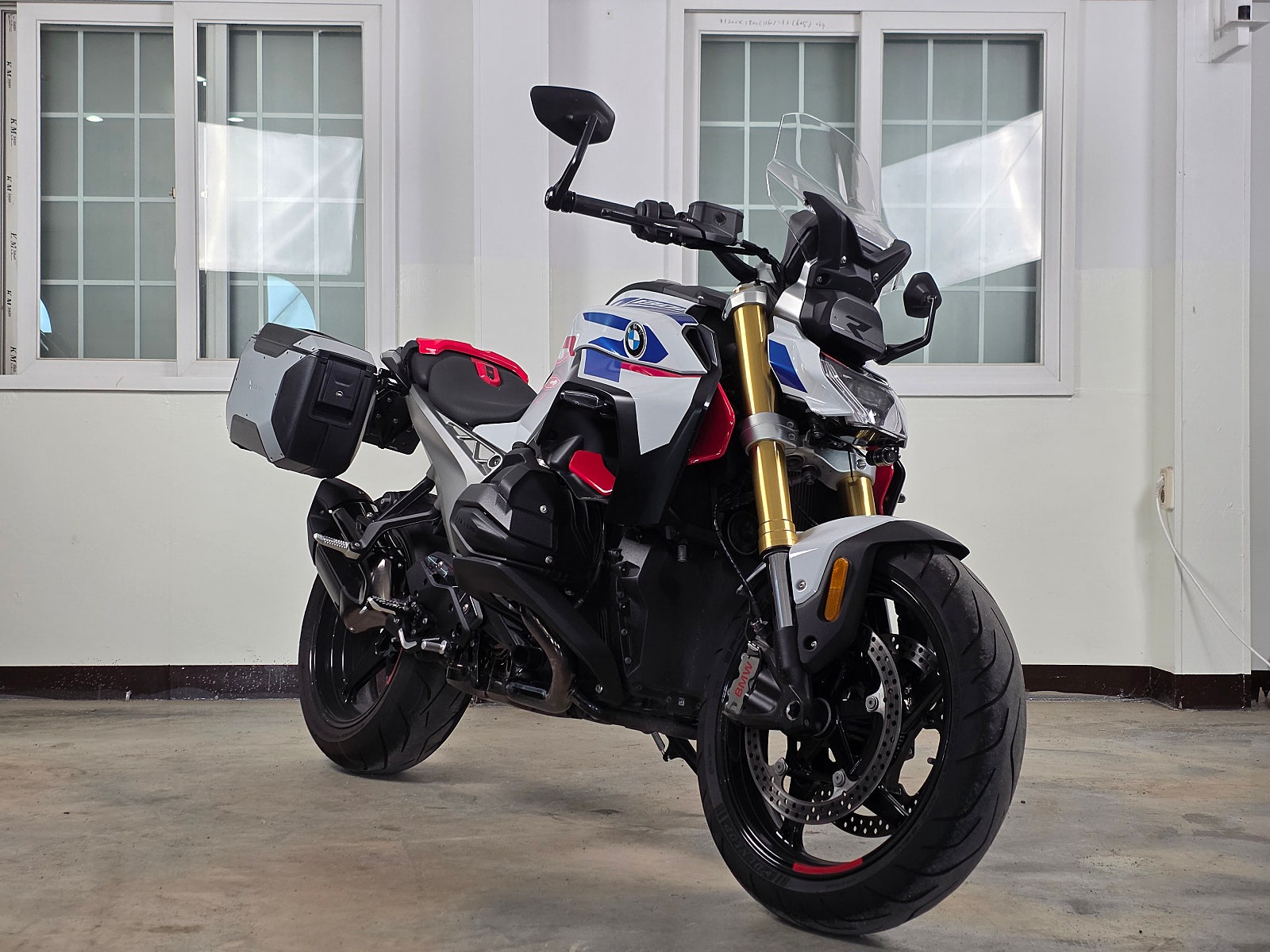 2026년식 BMW-R1300R 신차급 깔끔한 바이크 판매 / 전국 무료배송 / 사용검사,등록대행OK