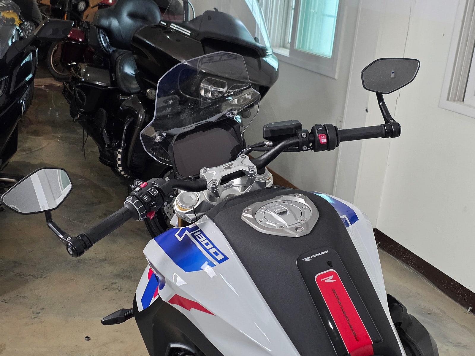 2026년식 BMW-R1300R 신차급 깔끔한 바이크 판매 / 전국 무료배송 / 사용검사,등록대행OK